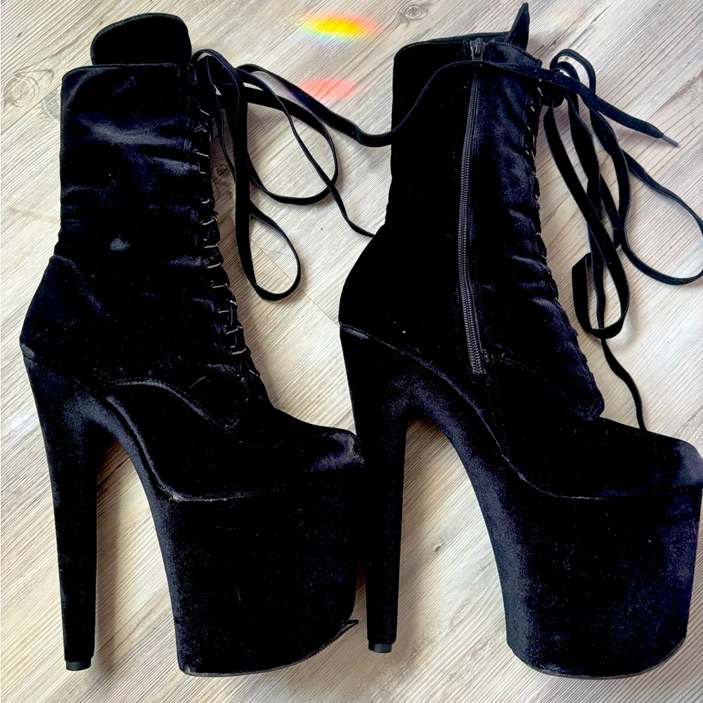 Hella Heels Babydoll boots size 9